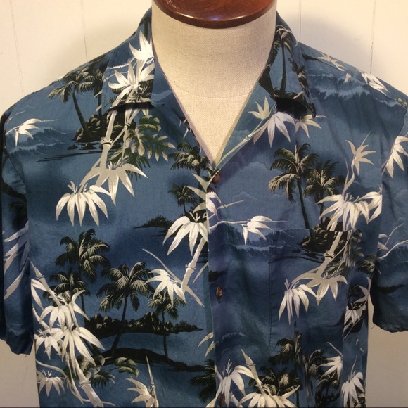 Classic Hawaiian Mens Shirt made in Hawaii - Picture 2 of 6